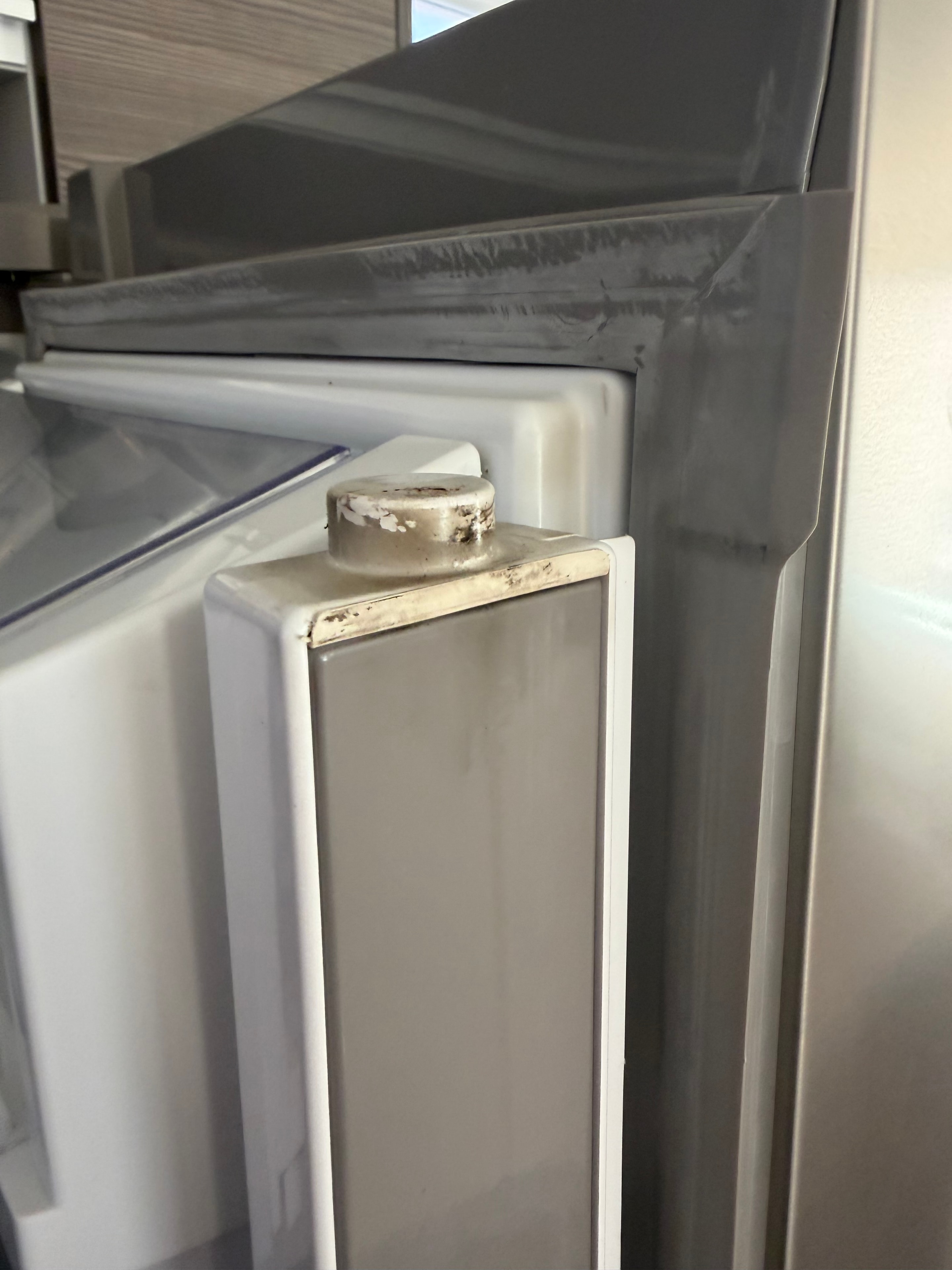 Heat discoloration and melted plastic on the Frigidaire refrigerator mullion assembly from electrical arcing
